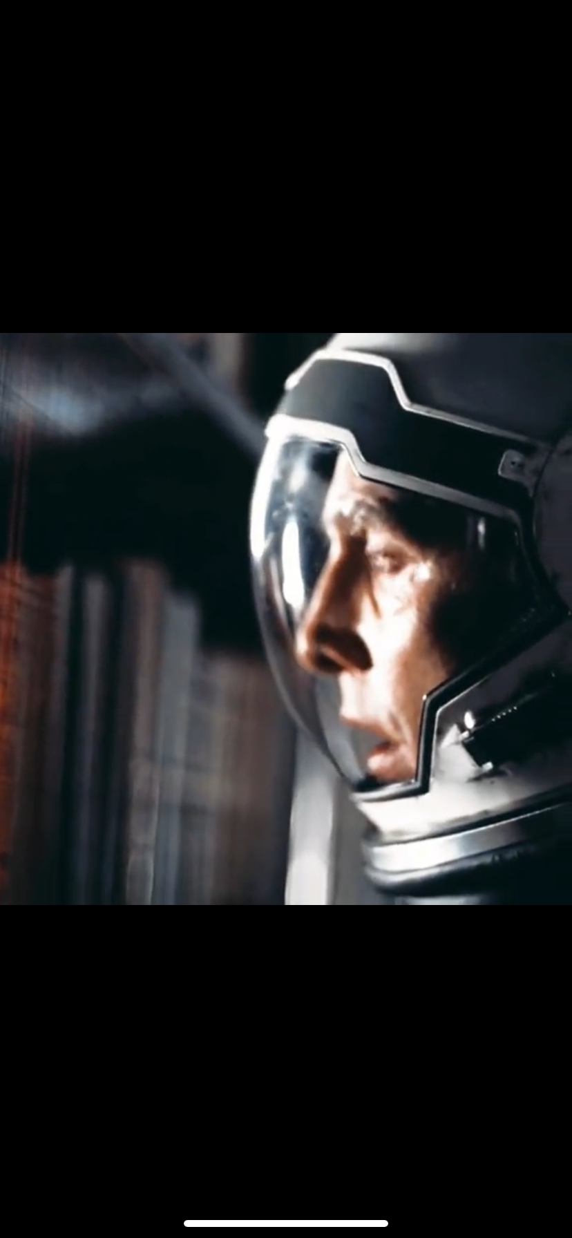 Eu quero recriar essa cena de interesse, quero manter tudo original do filme, exceto o rosto do personagem, quero que altere o rosto do personagem cooper pelo rosto do Cristiano Ronaldo